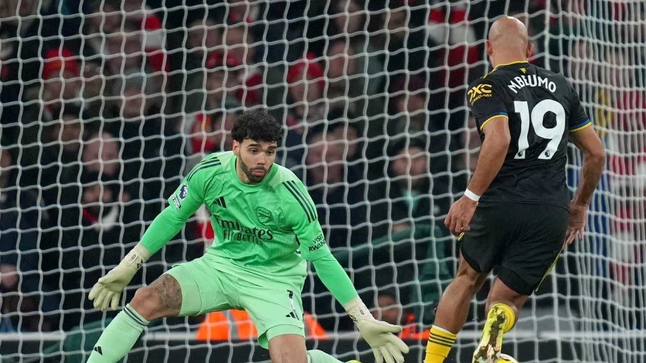 kiper buang waktu - ilustrasi berita Premier League Terapkan Sanksi Pemain Keluar Satu Menit Jika Kiper Buang Waktu