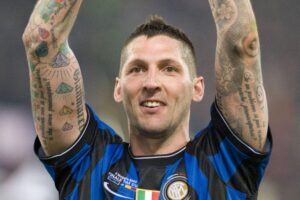 marco materazzi - ilustrasi berita Marco Materazzi: Jejak Karier Sang Bek Inter, Prestasi dan Kontroversi